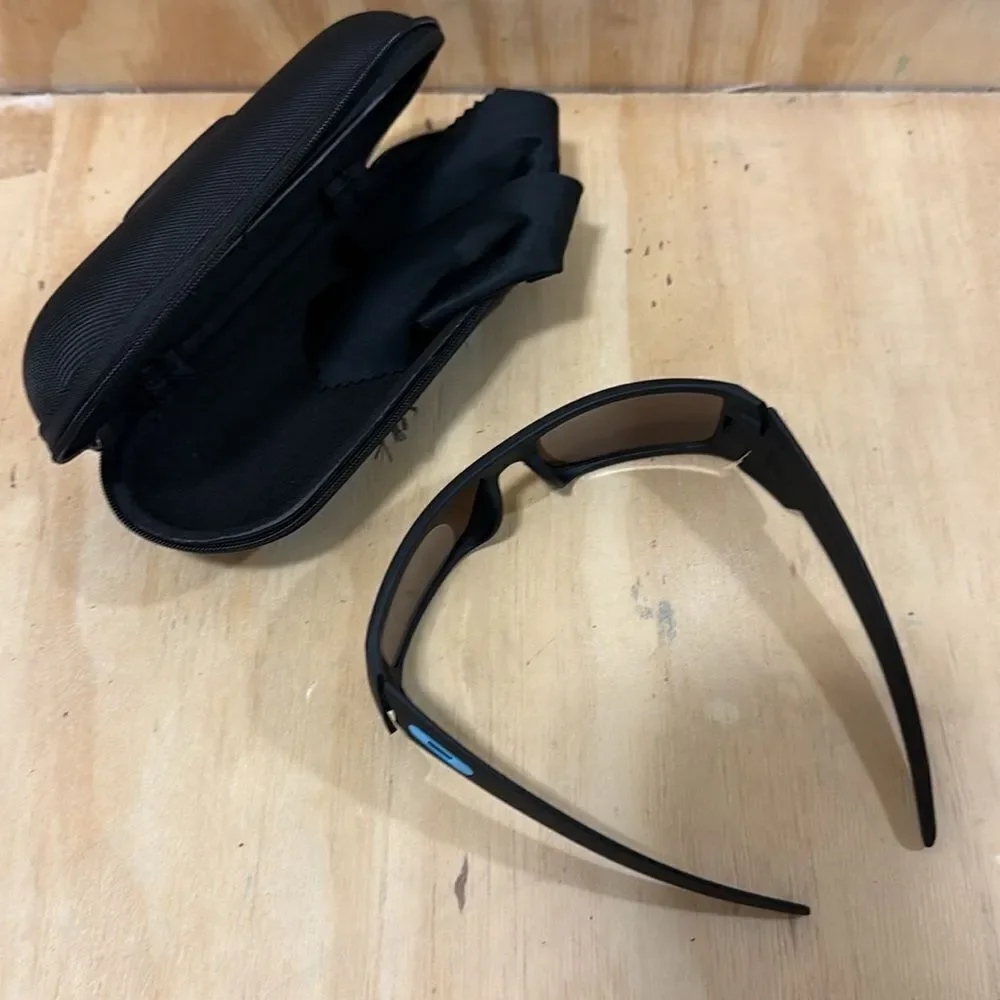 Oakley Men's Gascan Sunglasses Brand New with Case.